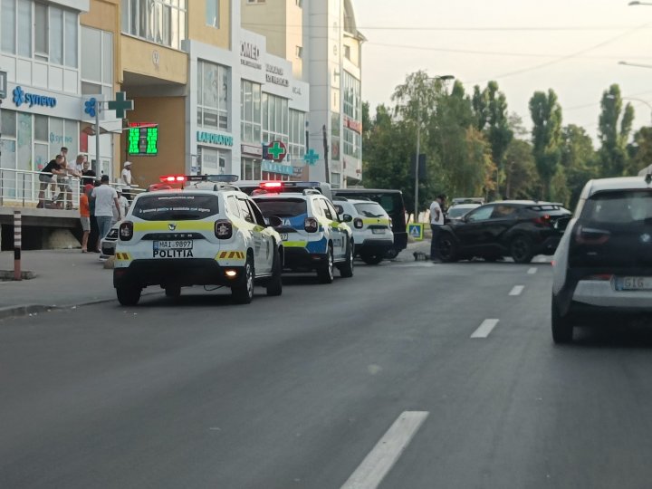 FOTO Accident în Capitală, cu implicarea unei mașini de poliție care se deplasa la o chemare. Un om al legii a ajuns la spital