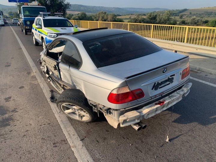 VIDEO/FOTO. IMPACT VIOLENT la Strășeni. Șoferul care a provocat ACCIDENTUL a fugit. O femeie, transportată la spital 