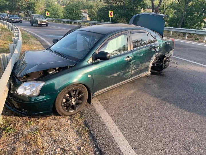 VIDEO/FOTO. IMPACT VIOLENT la Strășeni. Șoferul care a provocat ACCIDENTUL a fugit. O femeie, transportată la spital 