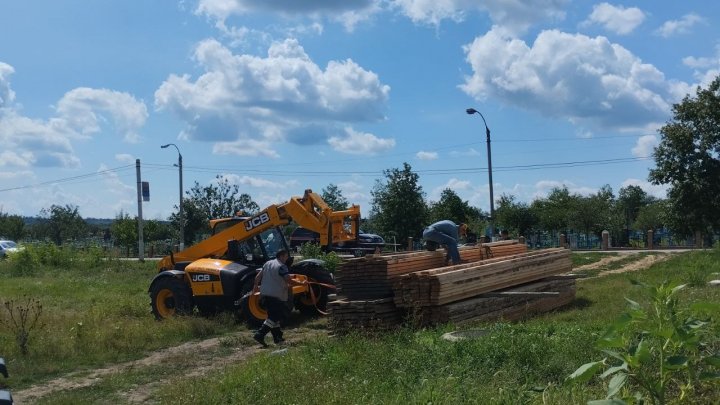 FOTO/VIDEO Oamenii afectaţi de ploile puternice primesc în continuare ajutoare 