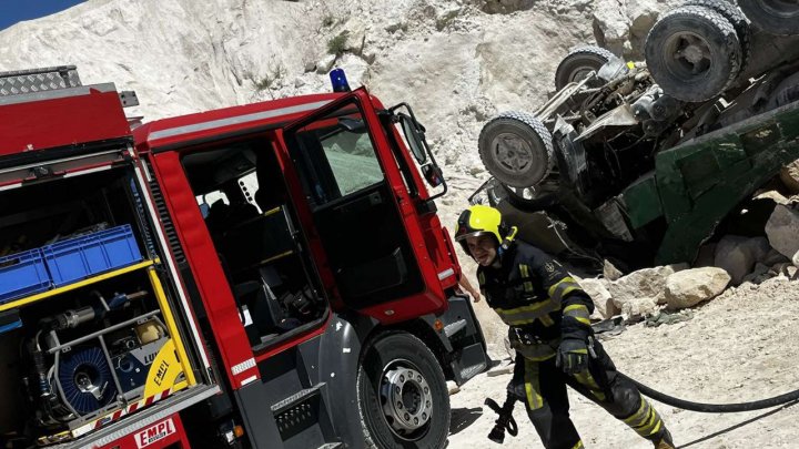 FOTO Tragedie la o carieră în apropierea Capitalei! Un bărbat a murit după ce camionul în care se afla a căzut de la înălțime