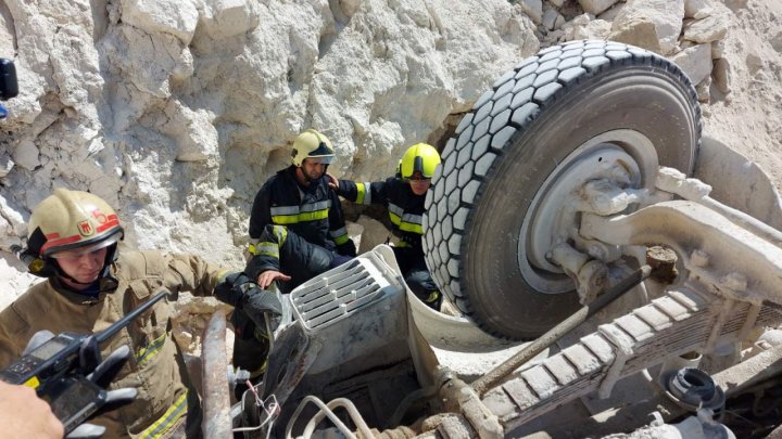 FOTO Tragedie la o carieră în apropierea Capitalei! Un bărbat a murit după ce camionul în care se afla a căzut de la înălțime