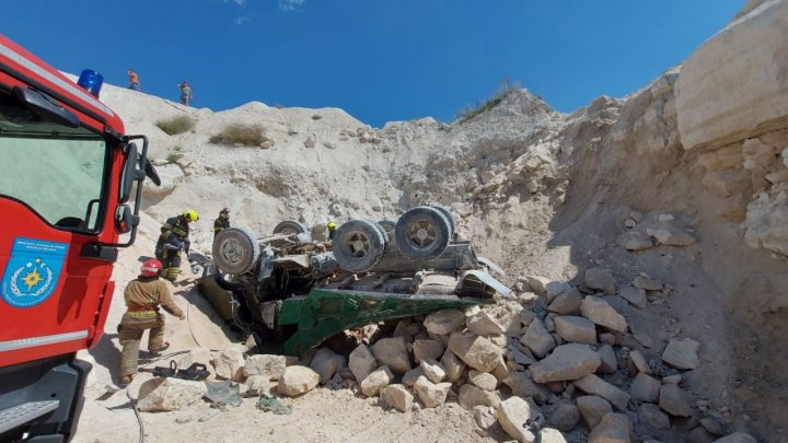 FOTO Tragedie la o carieră în apropierea Capitalei! Un bărbat a murit după ce camionul în care se afla a căzut de la înălțime