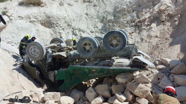 FOTO Tragedie la o carieră în apropierea Capitalei! Un bărbat a murit după ce camionul în care se afla a căzut de la înălțime