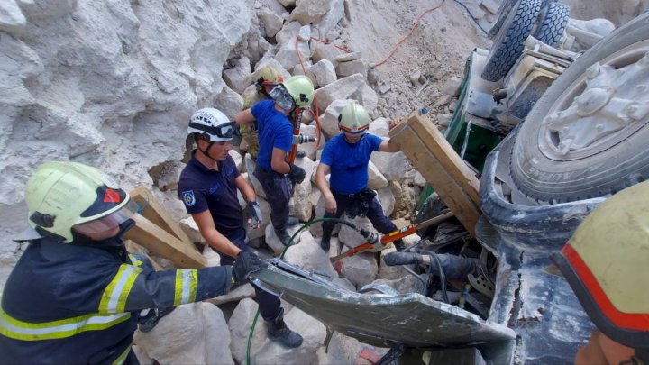 FOTO Tragedie la o carieră în apropierea Capitalei! Un bărbat a murit după ce camionul în care se afla a căzut de la înălțime