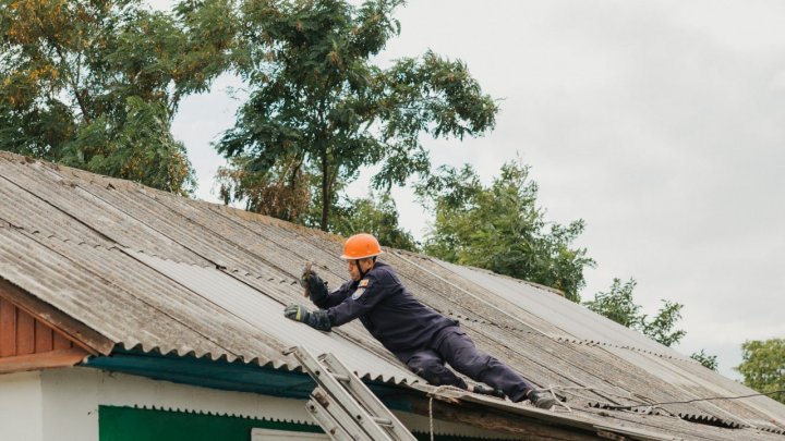 VIDEO/FOTO Angajații MAI, în ajutorul locuitorilor din satul Bădiceni aflați în dificultate în urma intemperiilor din iulie