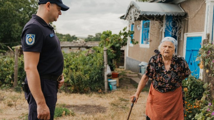 VIDEO/FOTO Angajații MAI, în ajutorul locuitorilor din satul Bădiceni aflați în dificultate în urma intemperiilor din iulie