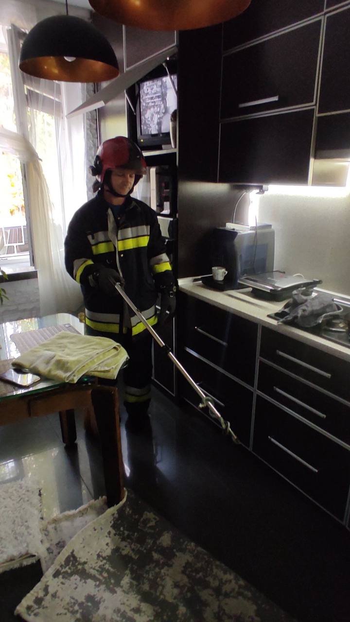 FOTO. O femeie din Căușeni s-a trezit cu un șarpe în apartament. Salvatorii au intervenit de urgență