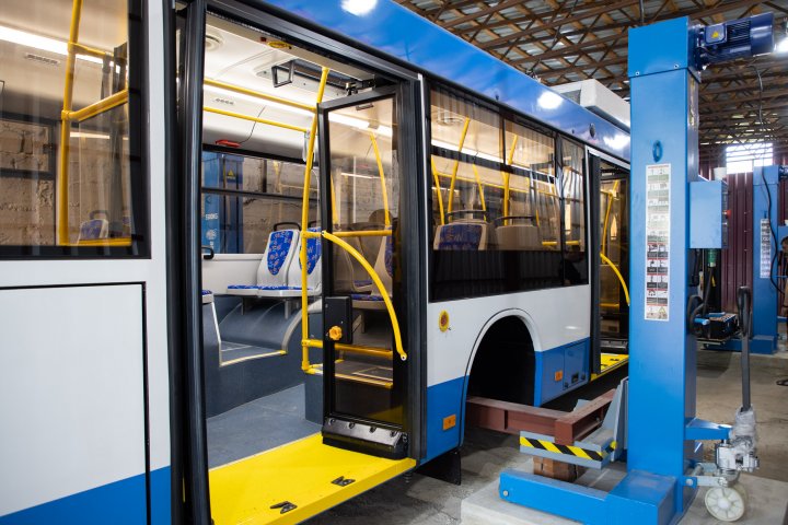 FOTO. Cum arată primul autobuz electric made in Moldova! Cât parcurge după capacitatea bateriei și în cât timp se încarcă