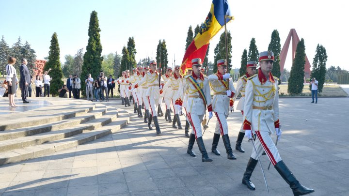 GALERIE FOTO. Ziua Independenței Republicii Moldova, sărbătorită de militarii Armatei Naționale în toate garnizoanele din țară