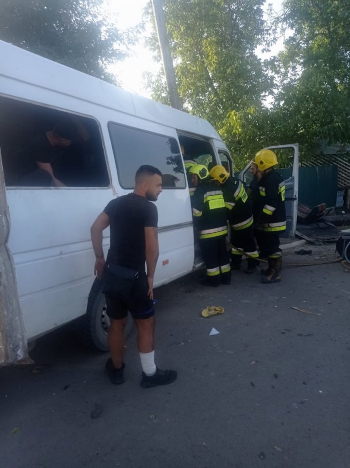 Accident cumplit la Cahul. Un microbuz de rută, cu pasageri la bord, s-a lovit violent într-un pilon electric. Mai multe victime, blocate între fiarele vehiculului (FOTO)