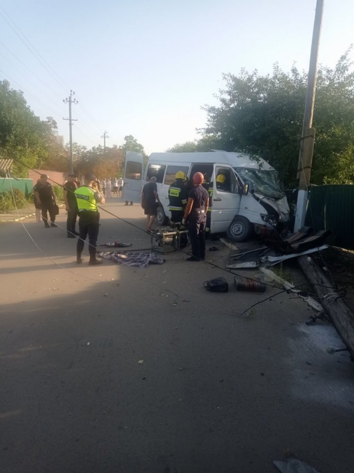 Accident cumplit la Cahul. Un microbuz de rută, cu pasageri la bord, s-a lovit violent într-un pilon electric. Mai multe victime, blocate între fiarele vehiculului (FOTO)