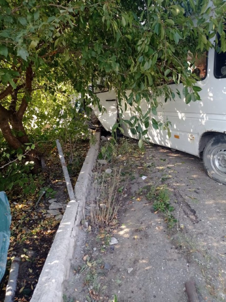 Accident cumplit la Cahul. Un microbuz de rută, cu pasageri la bord, s-a lovit violent într-un pilon electric. Mai multe victime, blocate între fiarele vehiculului (FOTO)