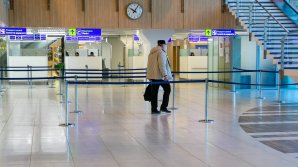 Deconspirat pe Aeroportul Chișinău. Un bărbat a vrut să scoată ilegal din țară 20 000 de dolari și 10 000 de euro. Unde i-a ascuns
