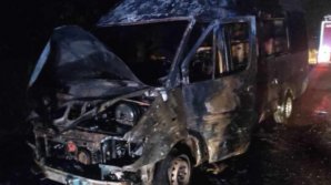 A ars ca o torță! Un microbuz cu doi pasageri la bord a luat foc din mers, la Glodeni