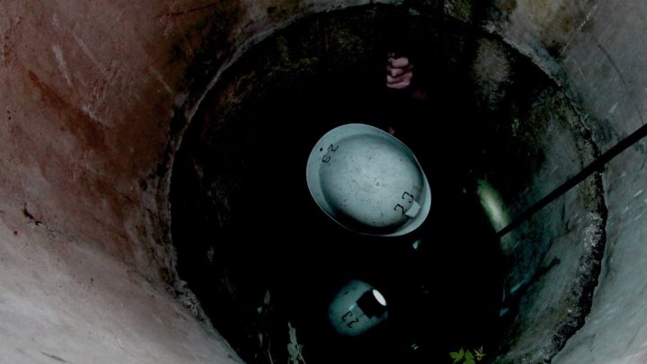 La un pas de tragedie! Femeie căzută într-o fântână publică, adâncă de 17 metri. Pompierii i-au salvat viața