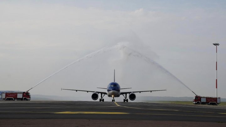 FOTO. Avionul primei curse de zbor Baku - Chișinău a aterizat sub jeturi de apă în Moldova