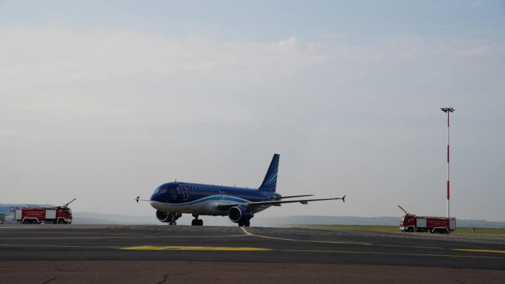 FOTO. Avionul primei curse de zbor Baku - Chișinău a aterizat sub jeturi de apă în Moldova