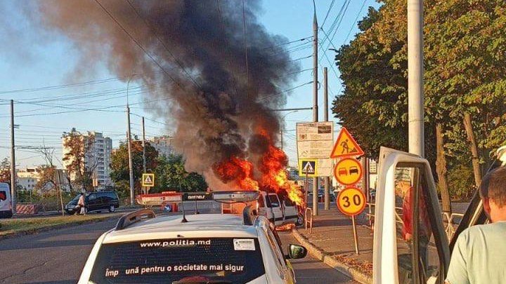 Mașină în FLĂCĂRI pe o stradă din Capitală. Era pericol de explozie (FOTO)