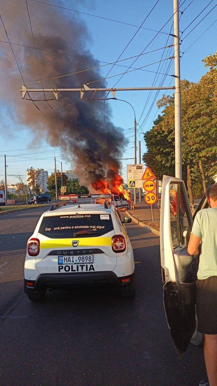 Mașină în FLĂCĂRI pe o stradă din Capitală. Era pericol de explozie (FOTO)