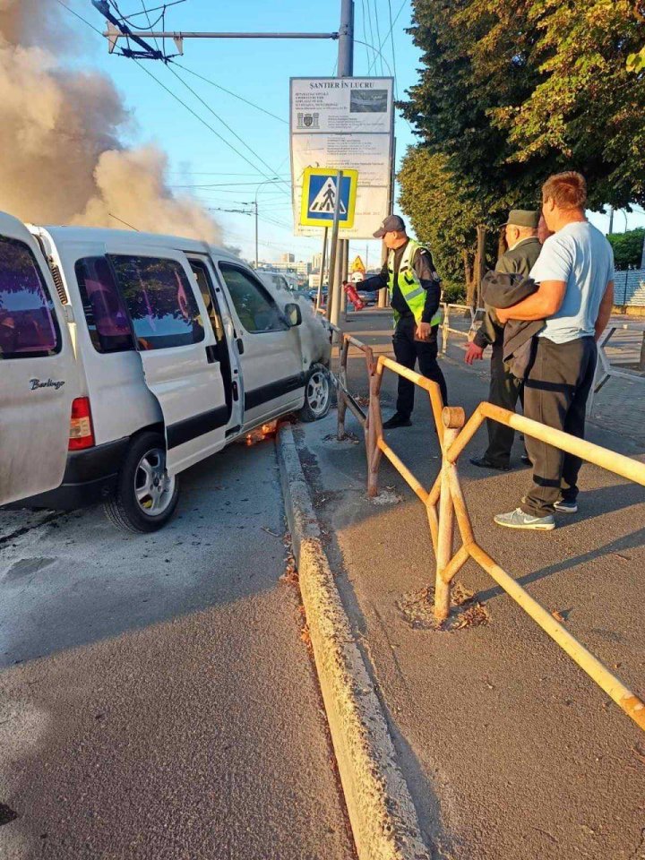 Mașină în FLĂCĂRI pe o stradă din Capitală. Era pericol de explozie (FOTO)