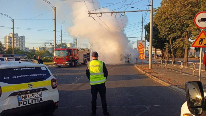 Mașină în FLĂCĂRI pe o stradă din Capitală. Era pericol de explozie (FOTO)