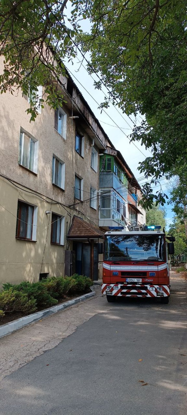 FOTO. INCENDIU puternic într-un bloc locativ din raionul Orhei. Locatarii, evacuați. Au intervenit două echipe de salvatori și pompieri