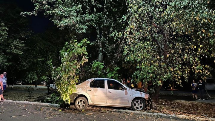 Polițist din Florești, beat la volan și în uniformă de serviciu, a ajuns cu mașina într-un copac