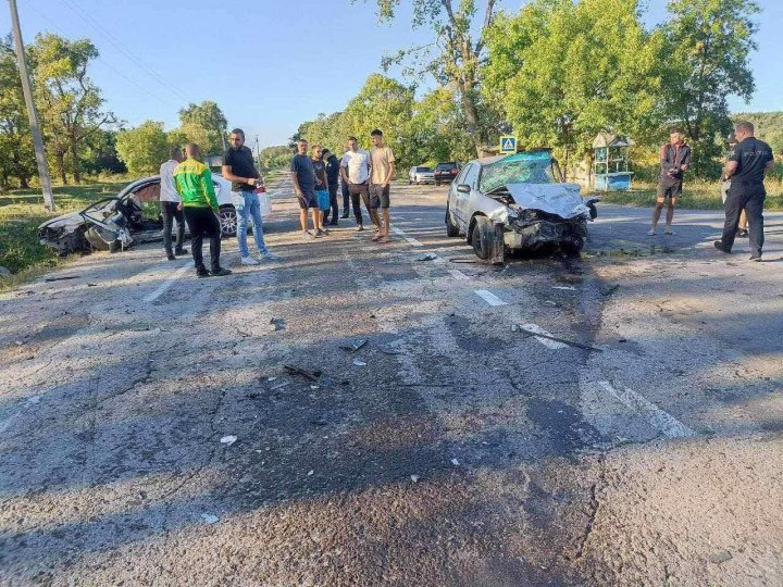 Accident GRAV la Edineț. Sunt VICTIME. Două mașini, făcute zob (FOTO)