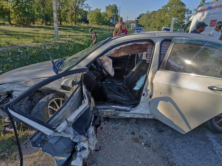 Accident GRAV la Edineț. Sunt VICTIME. Două mașini, făcute zob (FOTO)