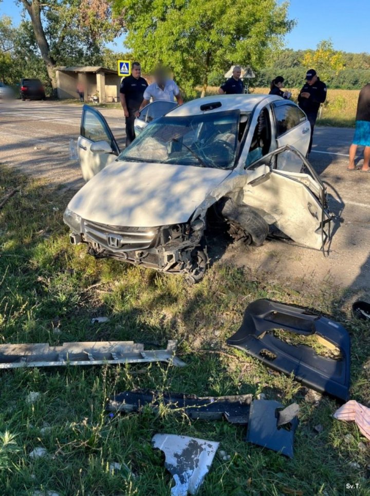 Accident GRAV la Edineț. Sunt VICTIME. Două mașini, făcute zob (FOTO)