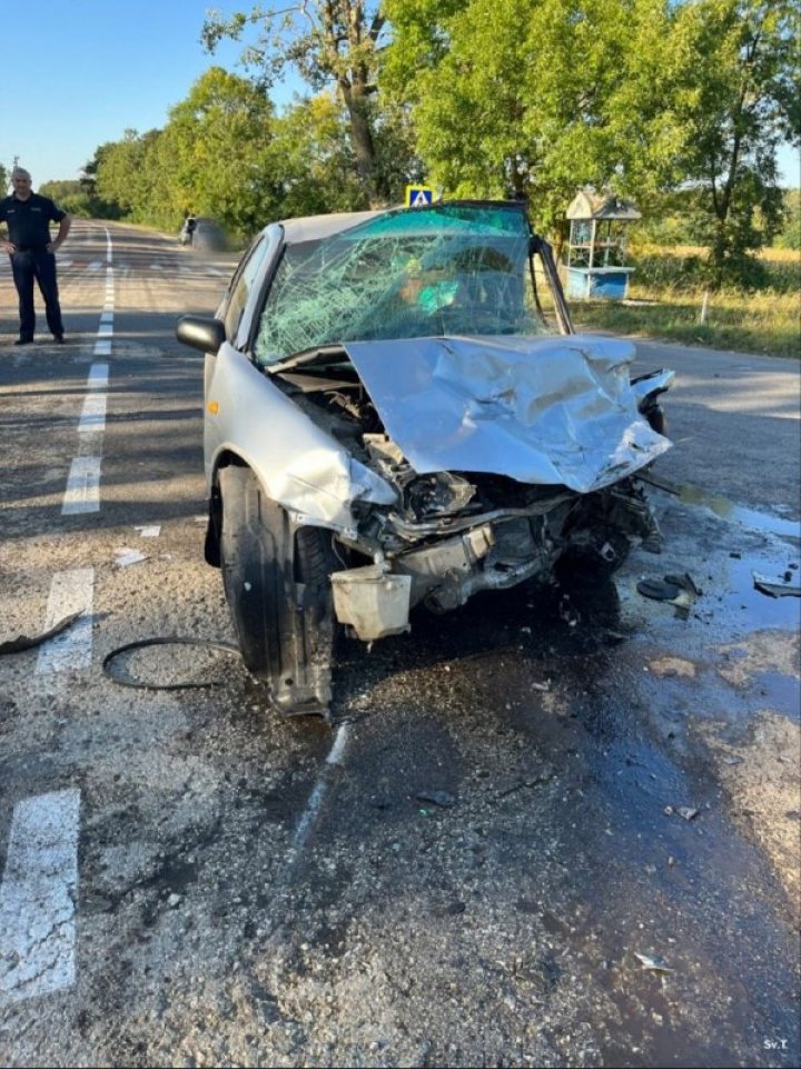 Accident GRAV la Edineț. Sunt VICTIME. Două mașini, făcute zob (FOTO)