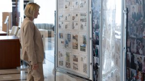 FOTO O colecție rară de mărci, plicuri și cărți poștale, expuse în Parlament