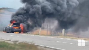VIDEO Flăcări uriașe pe șosea. Momentul în care o mașină arde ca o torță pe traseul Chișinău-Cimişlia