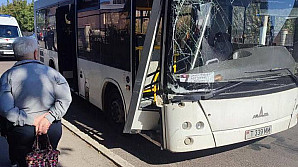 VIDEO. Un autobuz de linie a fost implicat într-un accident rutier la Varniţa 