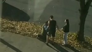 IMAGINI ca-n telenovele pe o stradă din Capitală. A fost bătut şi pus să-şi ceară scuze în genunchi în faţa unei fete (VIDEO)