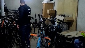 50 de percheziții într-un dosar de contrabandă. Un grup infracțional sustrăgea biciclete din UE și le vindea în Moldova și Rusia (VIDEO)
