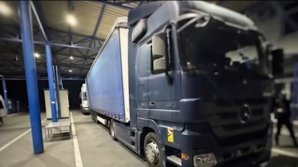 (VIDEO) Ce a ascuns un şofer moldovean sub cabina unui camion. Vameşilor le-a spus că nu are nimic de declarat