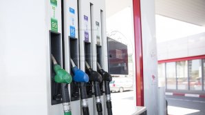 Motorina se IEFTINEŞTE cu 12 bani. Cât va costa vineri un litru de benzină