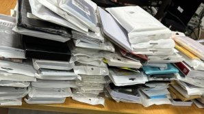 FOTO. Sticle de protecție, huse pentru telefoane mobile și tablete în cantități comerciale au fost găsite de vameși. Lucrurile erau ascunse 