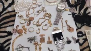 Doi bărbaţi, reţinuţi de poliţişti după ce ar fi furat mai multe bunuri din 6 apartamente. Ce riscă aceştia