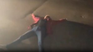 O şoferiţă s-a dat în spectacol în faţa poliţiştilor, a refuzat să treacă testul de alcoolemie, a ieșit din mașină și s-a întins pe jos (VIDEO)