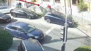 (VIDEO) A urcat pe ea și a plecat. MOMENTUL în care un tânăr din Orhei FURĂ bicicleta unui curier