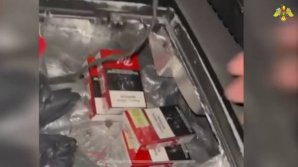 260 pachete de țigări și 5 litri de alcool tăinuite în torpedoul unui autovehicul