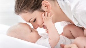 Mamele neangajate vor avea statut de persoană asigurată medical până când copilul împlineşte 2 ani