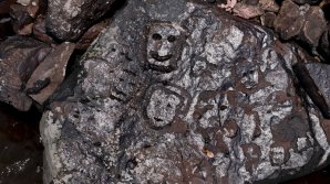 FOTO. Seceta din Brazilia a scos la lumină figuri umane antice ascunse de 2.000 de ani în apele Amazonului