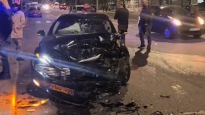 (VIDEO) Accident VIOLENT pe strada Ceucari din Capitală. Un automobil s-a ciocnit cu o mașină de taxi 