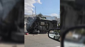 (VIDEO) ACCIDENT în Capitală. O mașină S-A RĂSTURNAT în urma unui impact violent 