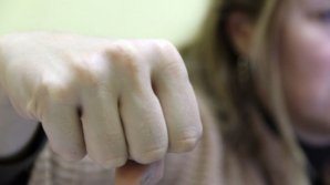 O tânără din Briceni ŞI-A BĂTUT MAMA cu pumnii și picioarele. Ce pedeapsă a primt agresoarea