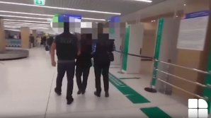 (VIDEO) Un moldovean, anunțat în căutare internaţională, extrădat și arestat. A recrutat o tânără în scop de exploatare sexuală. Victima şi-a pus capăt zilelor